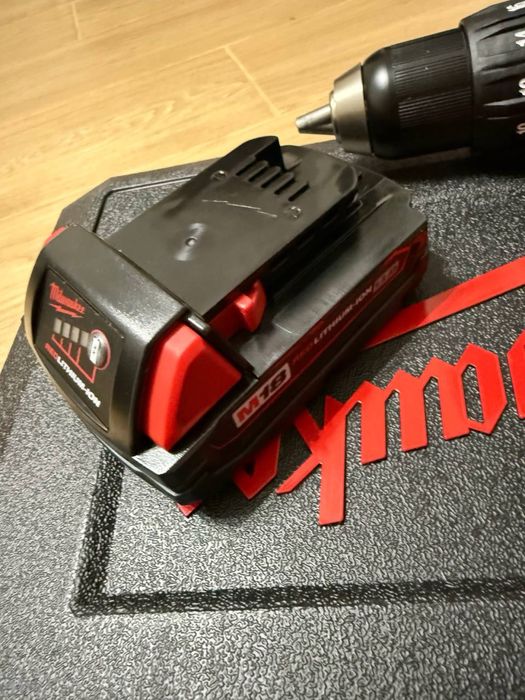 Акумуляторний шурупокрут Milwaukee M18
