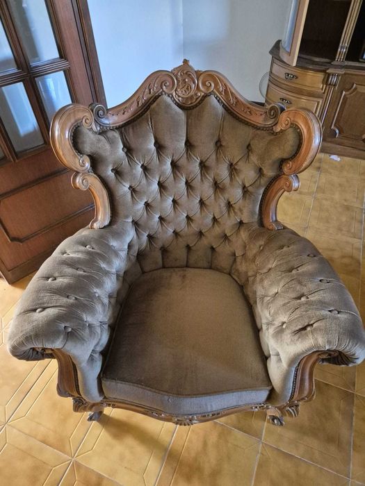 Conjunto sofá e poltronas estilo clássico