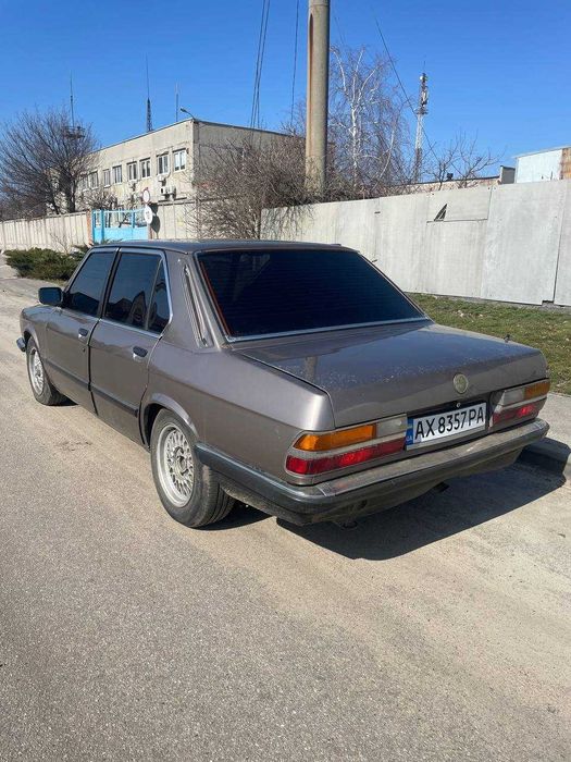 Продам машину  BMW E28 1.8