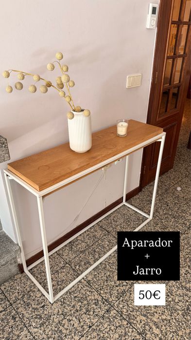 Aparador com jarro de decoração