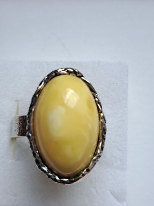 Pierścionek srebro oksydowane z naturalnym bursztynem bałtyckim
