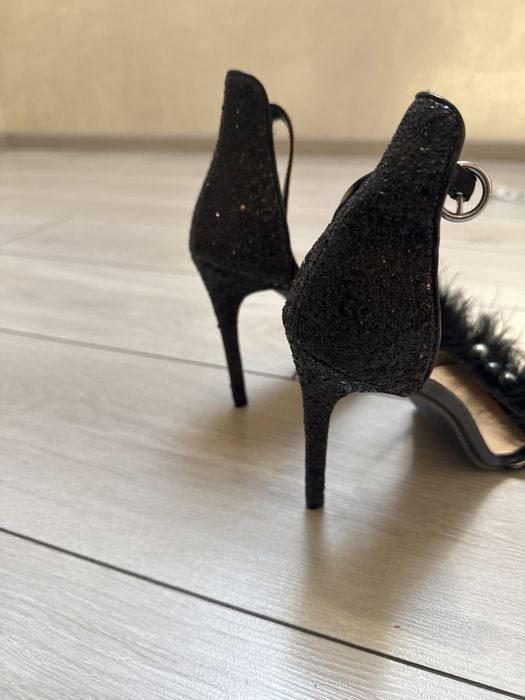 Жіночі чорні ефектні босоніжки на пітборах 39 розмір