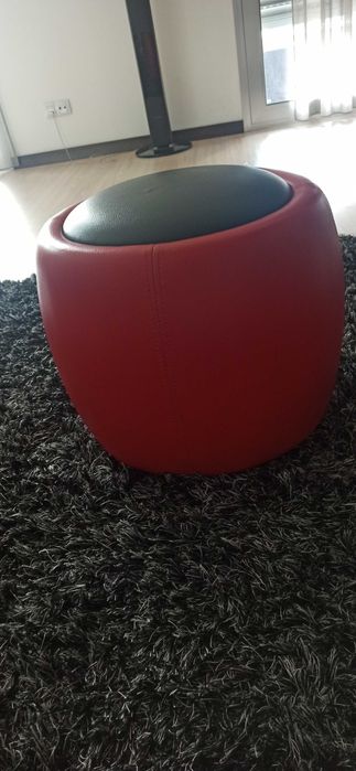 Puff cilindrico vermelho e preto