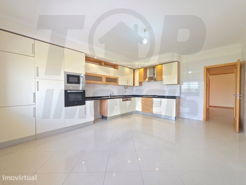 Apartamento T3 com Parqueamento - Urb. das Oliveirinhas - Samora Co...