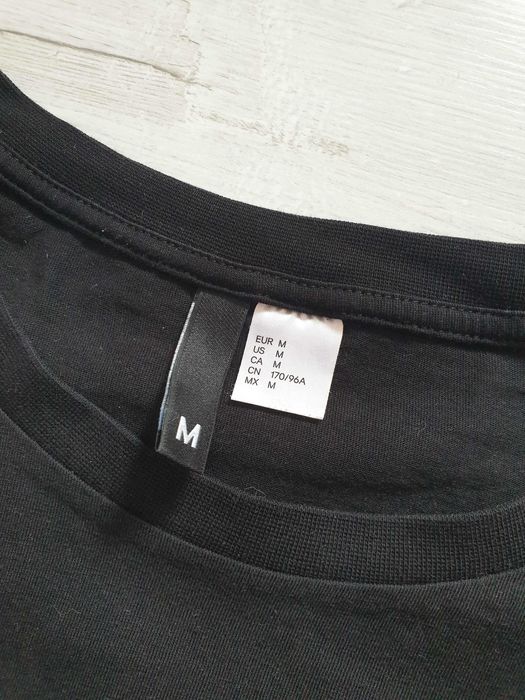 czarny crop top z nadrukiem i wiązaniem