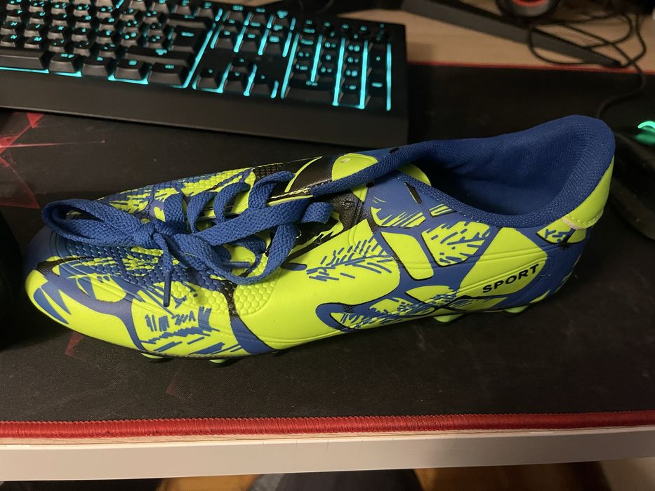 Vendo Chuteiras tamanho 38 , 2 pares