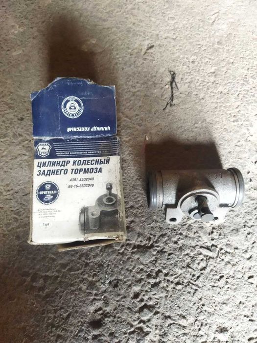 Гальмівний циліндр заднього гальма