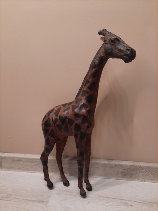 Żyrafa wykonana ze skóry