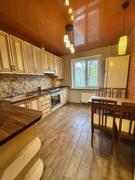 4х кімнатна Чешка ремонт меблі техніка сауна