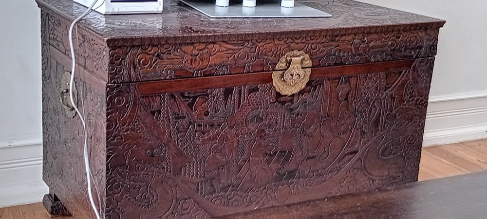 Antigo baú de madeira com detalhes entalhados