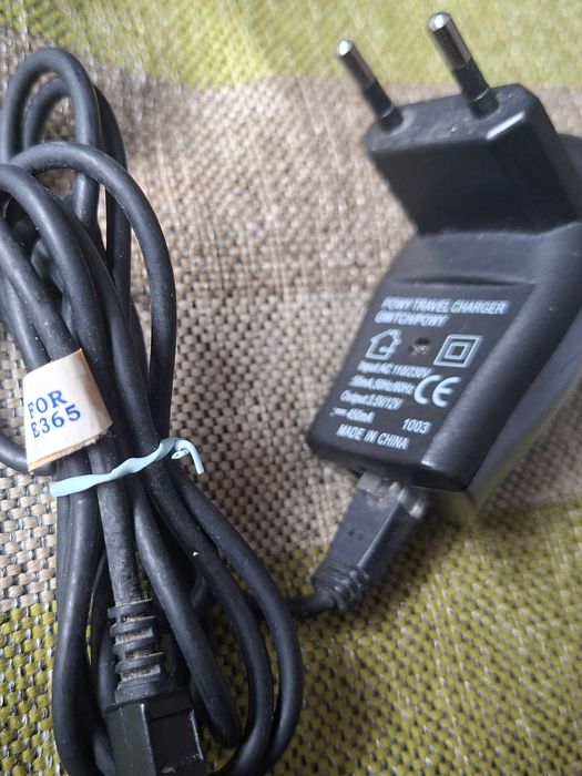 Carregador antigo Powy Travel GW/TCH para telemóvel