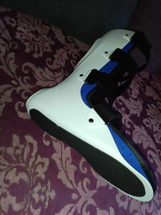 Ортез на праву ногу