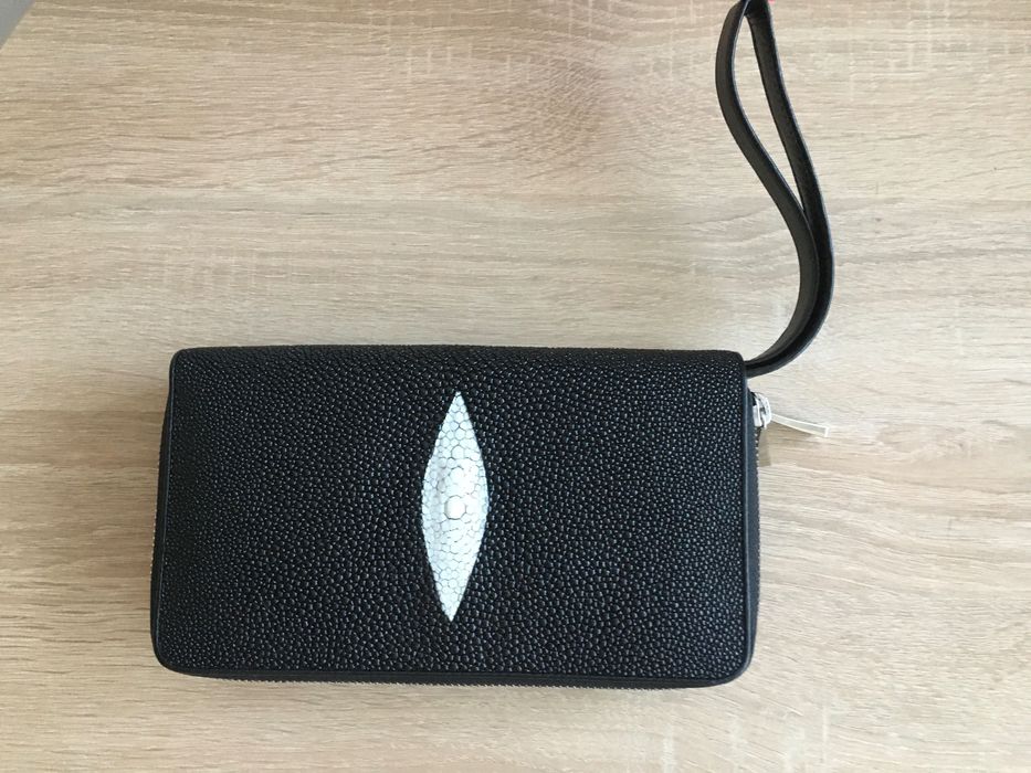 Гаманець клатч чорний із нат.шкіри ската 2 блискавки з ручкою