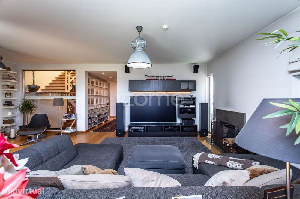 Moradia T5+2 com jardim, garagem e fabulosa vista de mar na Parede.
