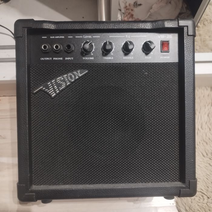 Gitara basowa że wzmacniaczem