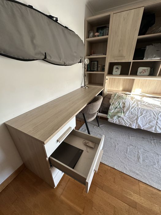 Móvel Multifuncional: Cama Desdobrável, Secretária, Armários e Gavetas
