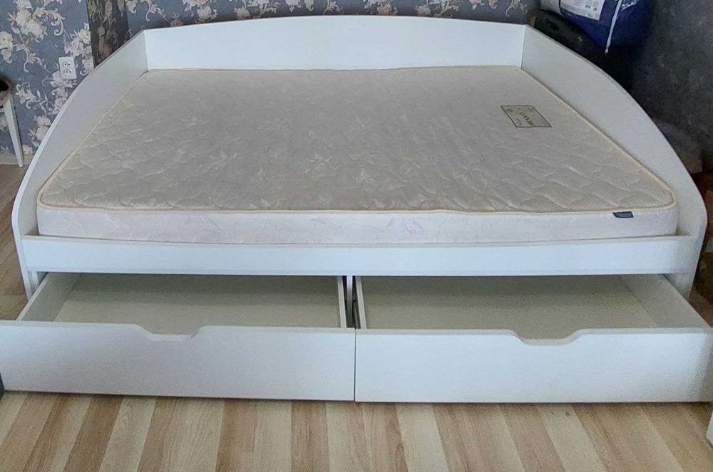 Ліжко з матрацом