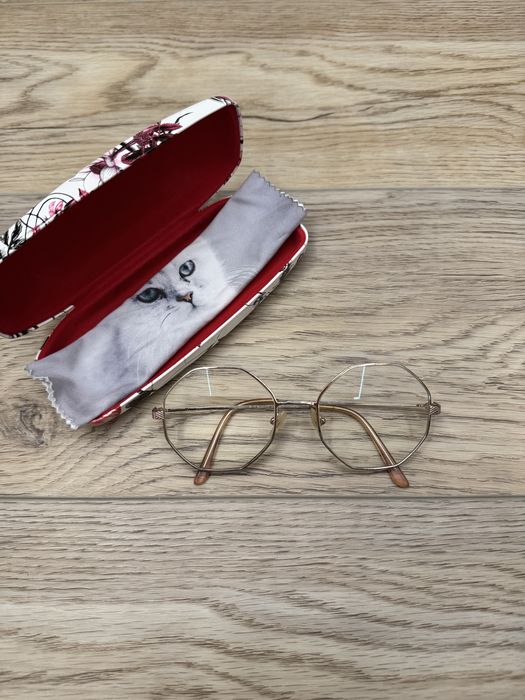 Złote różowe cienkie okrągłe metalowe oprawki okulary korekcyjne