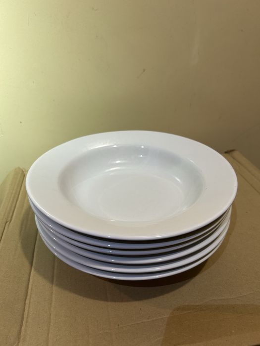 Zestaw białych talerzy