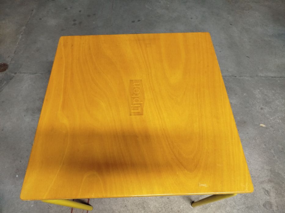Mesa exterior Lipton