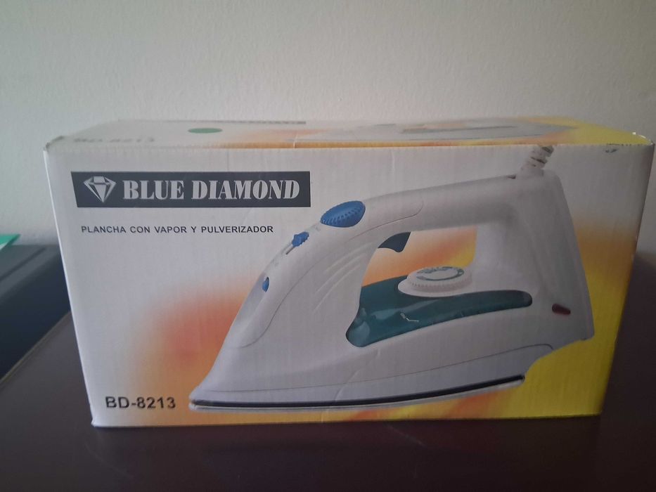Ferro a vapor com pulverizador marca Blue Diamond, novo