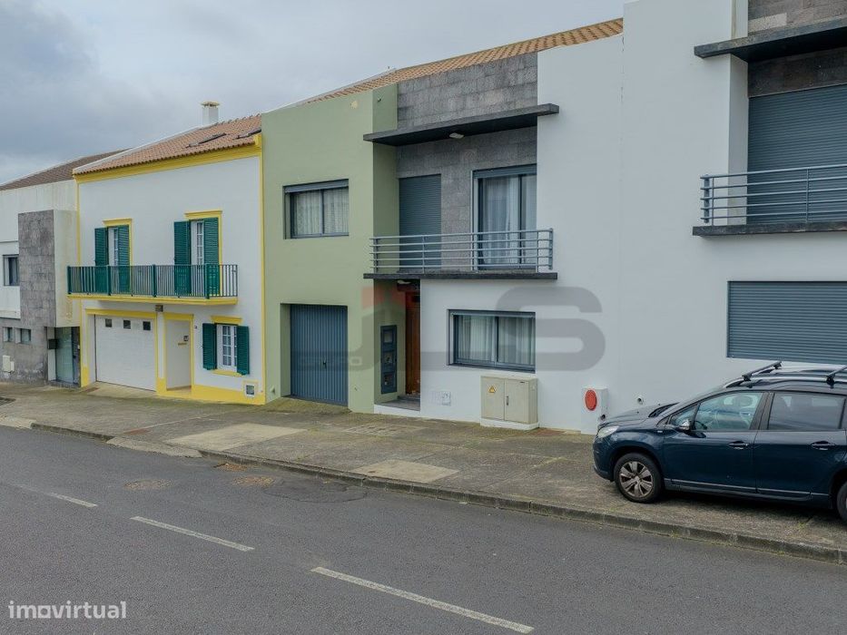 Moradia V3 +1 com aproveitamento de Sótão e Terraço em Ponta Delgad...