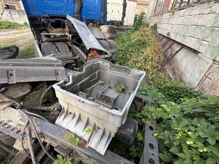 Ящик под АКБ мерседес актрос МП4