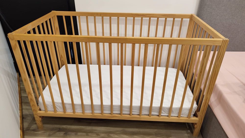 Cama de grades em madeira (Berço de criança mais colchão)