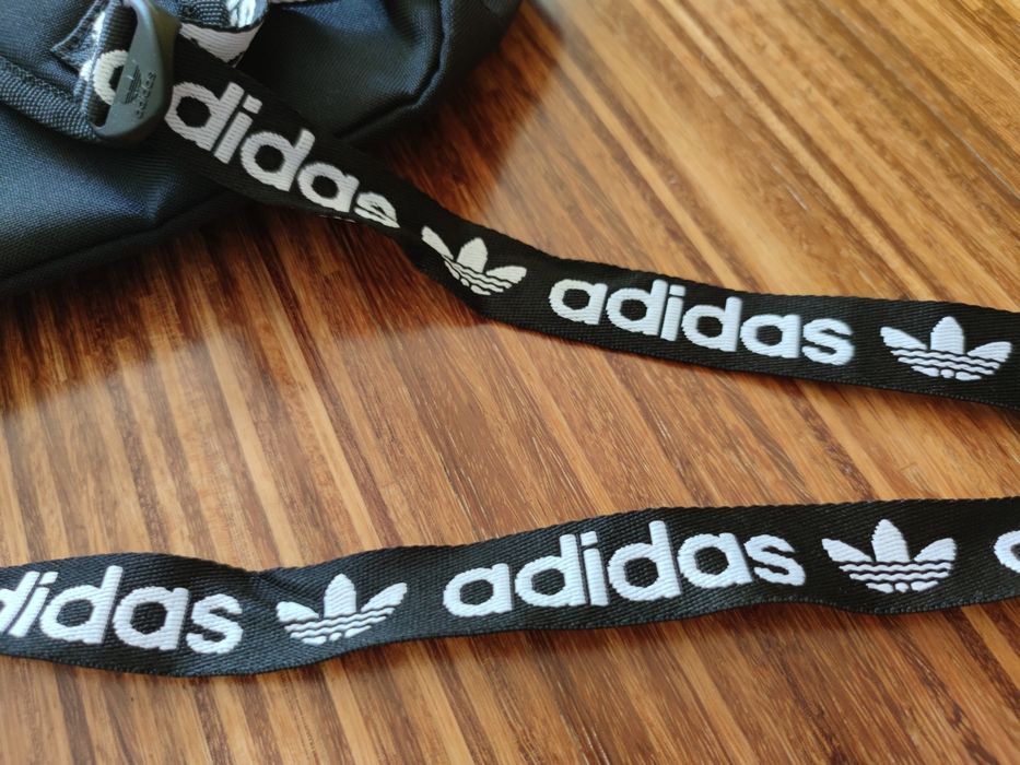 Niepowtarzalny plecak Adidas Adicolor z haftowanymi taśmami z logo.