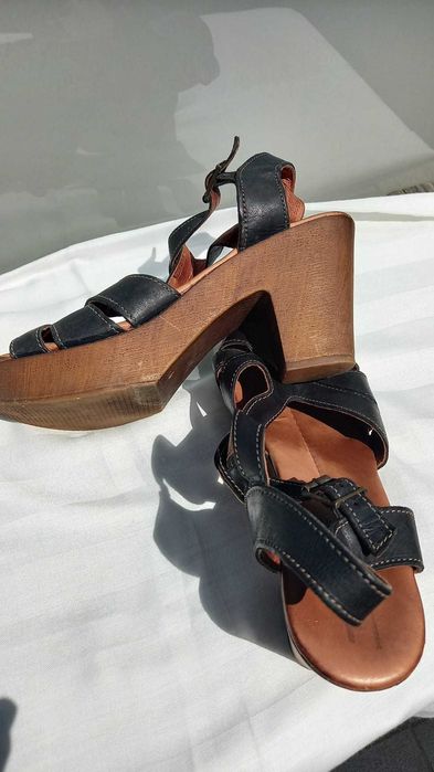 Sandálias castanho Tapadas