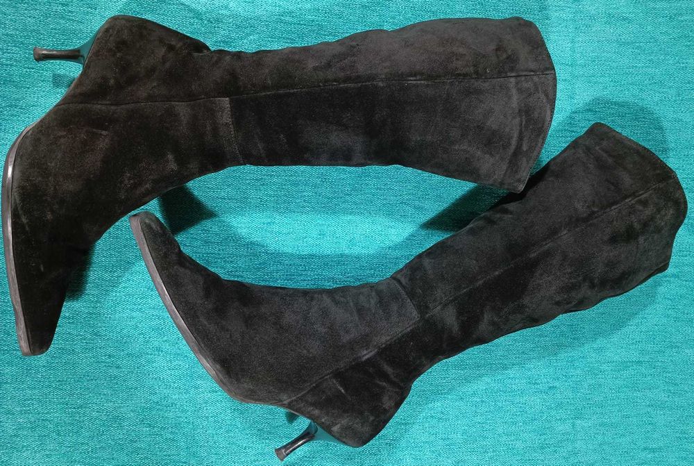 Botas em Camurça - Pretas - BARATÍSSIMAS