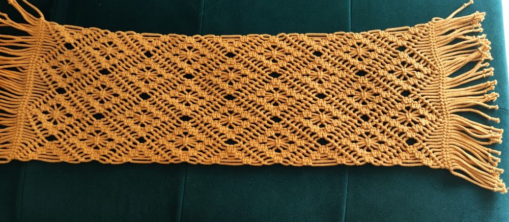 Bieżnik makrama ręcznie robiony