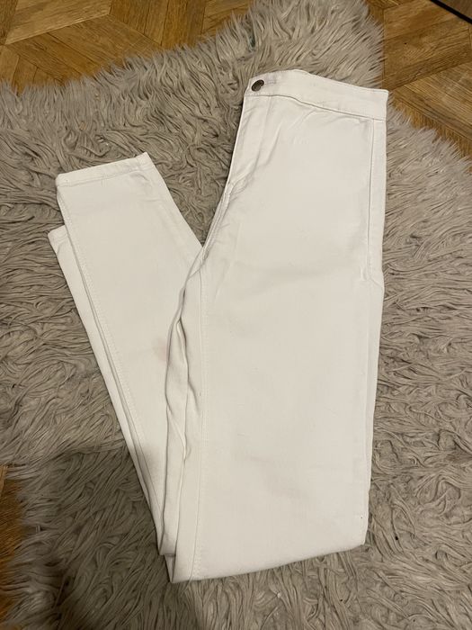 Białe spodnie jeansowe skinny