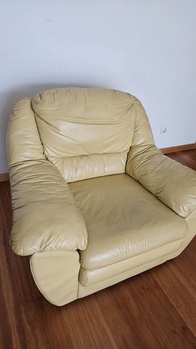Sofá/Poltrona em pele impecável