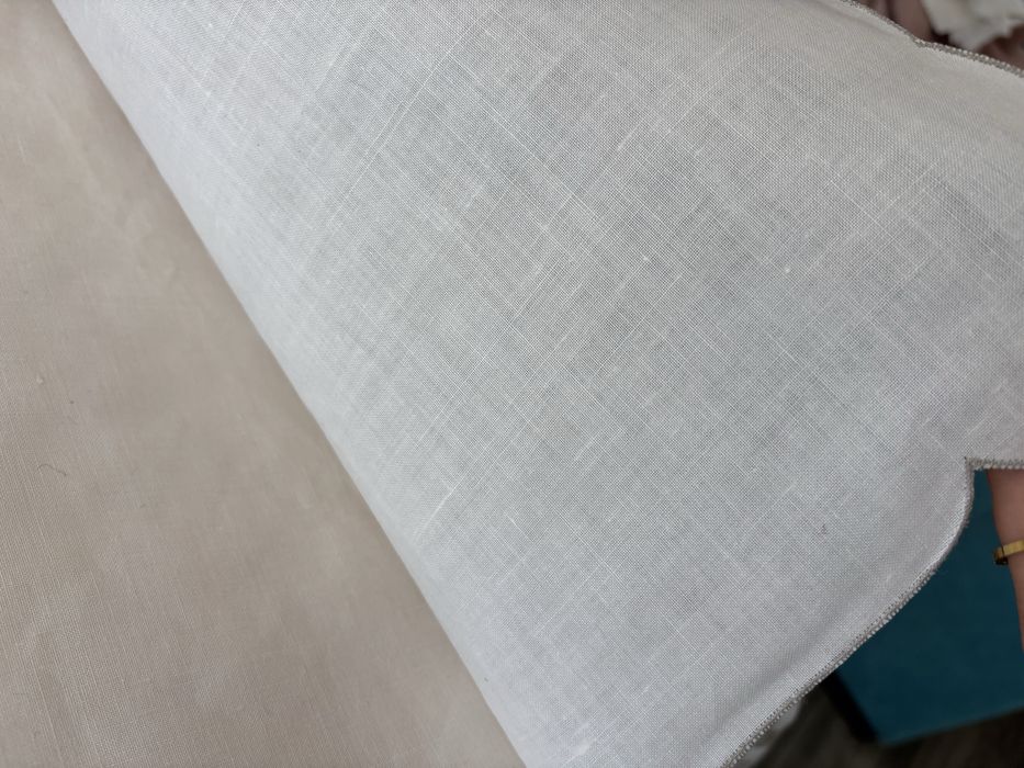 Toalha de mesa mistura de linho e algodão ricamente bordada com flores e com bordado richelieu