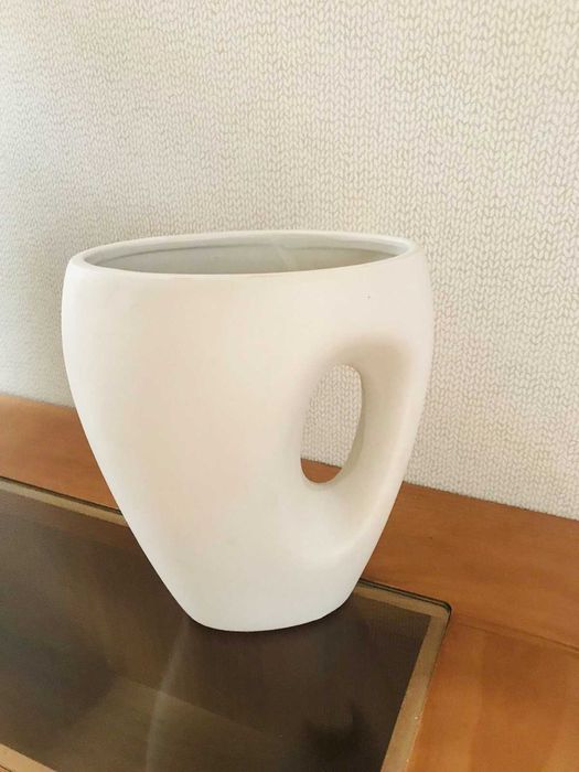 Various ceramic decorative pieces64750648697859121