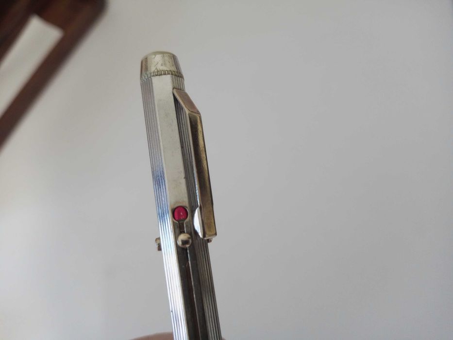 Vendo Caneta linda Prateada, 4 cores, de carga 10€