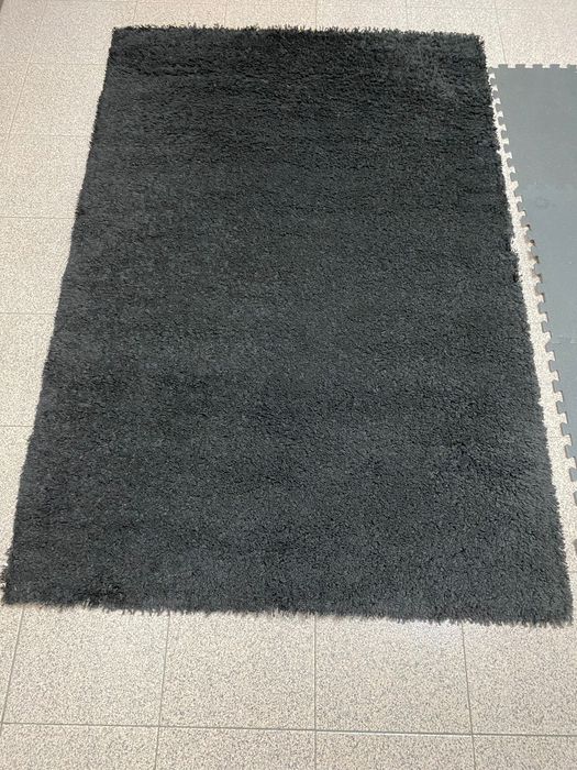 carpete preta com pêlo alto 133cmx195cm