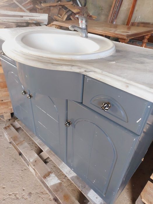 Móvel com pedra e lavatório