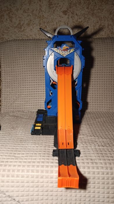 Трек гараж-ліфт Hot Wheels .