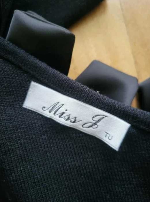 Blusa Sem Ombro Preta com Flores e Brilhantes (NOVO)