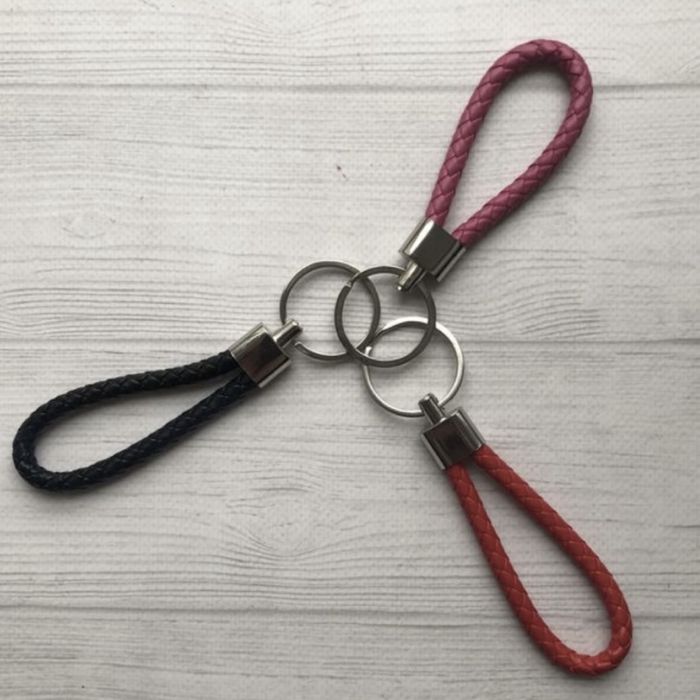 Стильний брелок-косичка зі штучної шкіри для ключів авто та аксесуарів