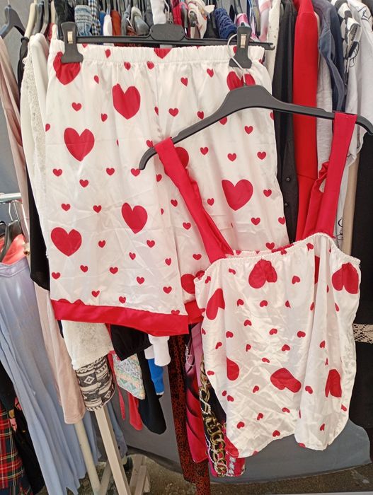 Roupa semi nova 1€ a peça