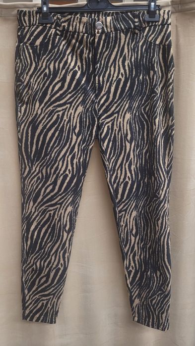 Spodnie w zebrę marki Janina