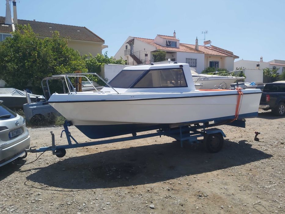 Barco Semi-Cabinado de 6 pessoas