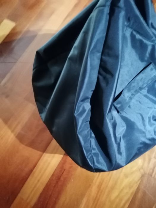 Pouf preto  estilo moderno para  decorar a sua casa