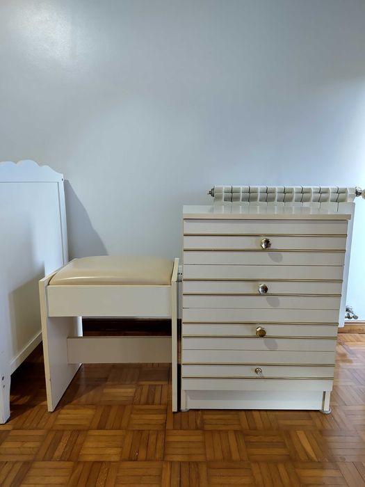Mobília quarto com cómoda, espelho, banco e mesinhas de cabeceira