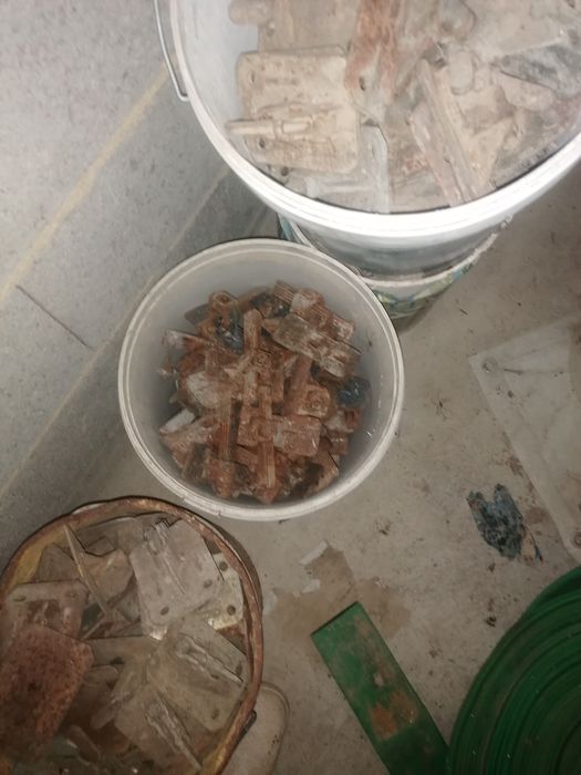 Vendo castanhas de mola e castanhas e outros peças usadas em obrass de