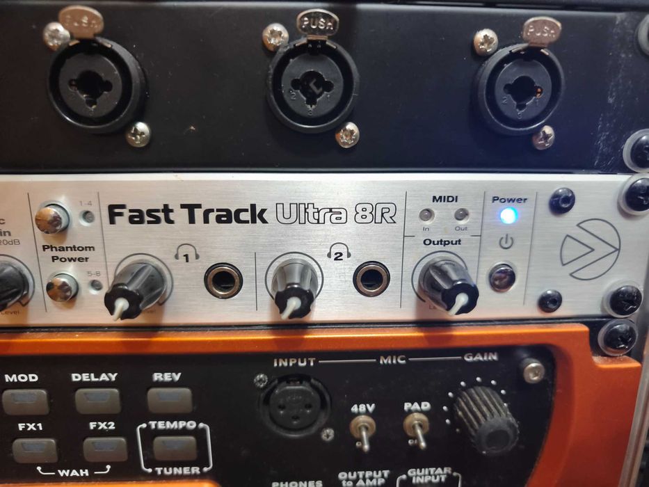 Interface Audio da M-Audio Fast Track Ultra 8R + Painel de 8 entradas Neutrik