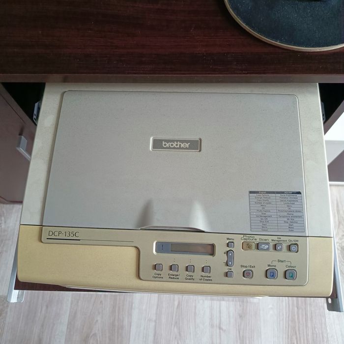 Komputer, monitor, głośniki, drukarka, biurko